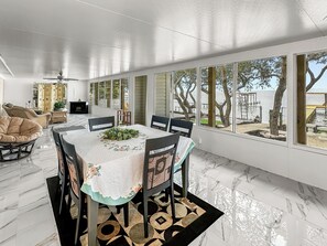 Dining - Baywatch Paradice Paradice  8 m to beach, private pier, Sleeps 8 Fenced Dog Area (Gulf Shores)