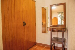 Escritorio, espacio para trabajar con un portátil, wifi gratis