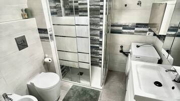 Haartrockner, Handtücher, Seife, Toilettenpapier