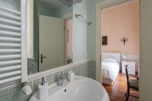 Shower, hair dryer, bidet, shampoo - Vatican Luxury Three Bedroom Apartment (Roma)