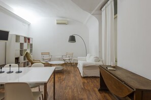 Living area - Vatican Luxury Three Bedroom Apartment (Roma)