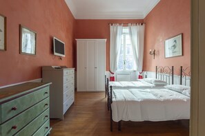 3 bedrooms, iron/ironing board, WiFi, bed sheets - Vatican Luxury Three Bedroom Apartment (Roma)