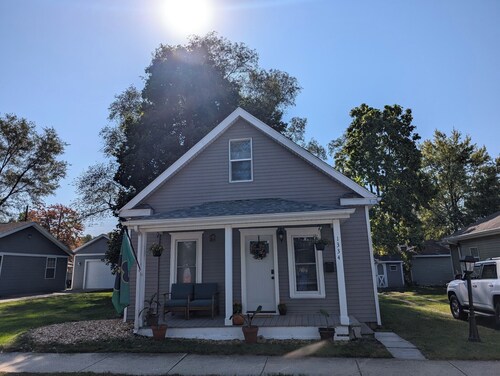 Charming 2-bedroom bungalow in South Bend, home of the Fighting Irish! 