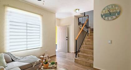 Casa Amarilla Renovada, Patios Amplios y Más