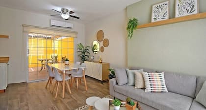 Casa Amarilla Renovada, Patios Amplios y MĂĄs