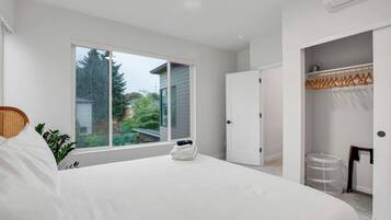 2 bedrooms, iron/ironing board, WiFi, bed sheets