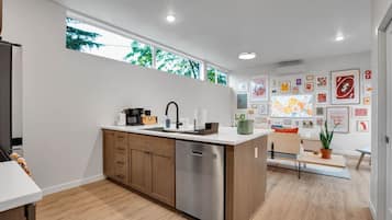 Coffee/tea maker, fridge, microwave, oven