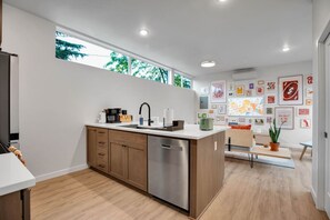 Réfrigérateur, four à micro-ondes, un four, surface de cuisson
