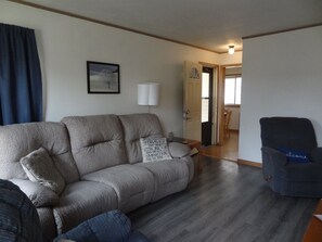 Smart TV, DVD player, table football, books - 2 step entry 1 mile to Mayo CoveredByFaith Inspire (Rochester)