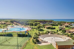 Un complejo turístico con piscina, canchas de tenis y un gran anfiteatro.