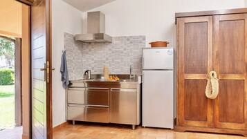 Kjøleskap, kokeplater og kjøkkenutstyr