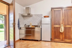 Refrigerador, placa de cocina, utensilios de cocina
