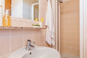Regadera, secadora de cabello, bidet, toallas