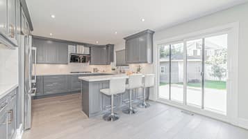 Refrigerador, microondas, horno y parrilla de estufa