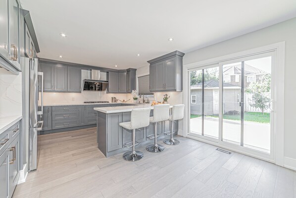 Réfrigérateur, micro-ondes, four, plaque de cuisson