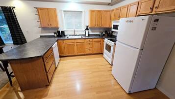 Jääkaappi, mikroaaltouuni, uuni, liesi