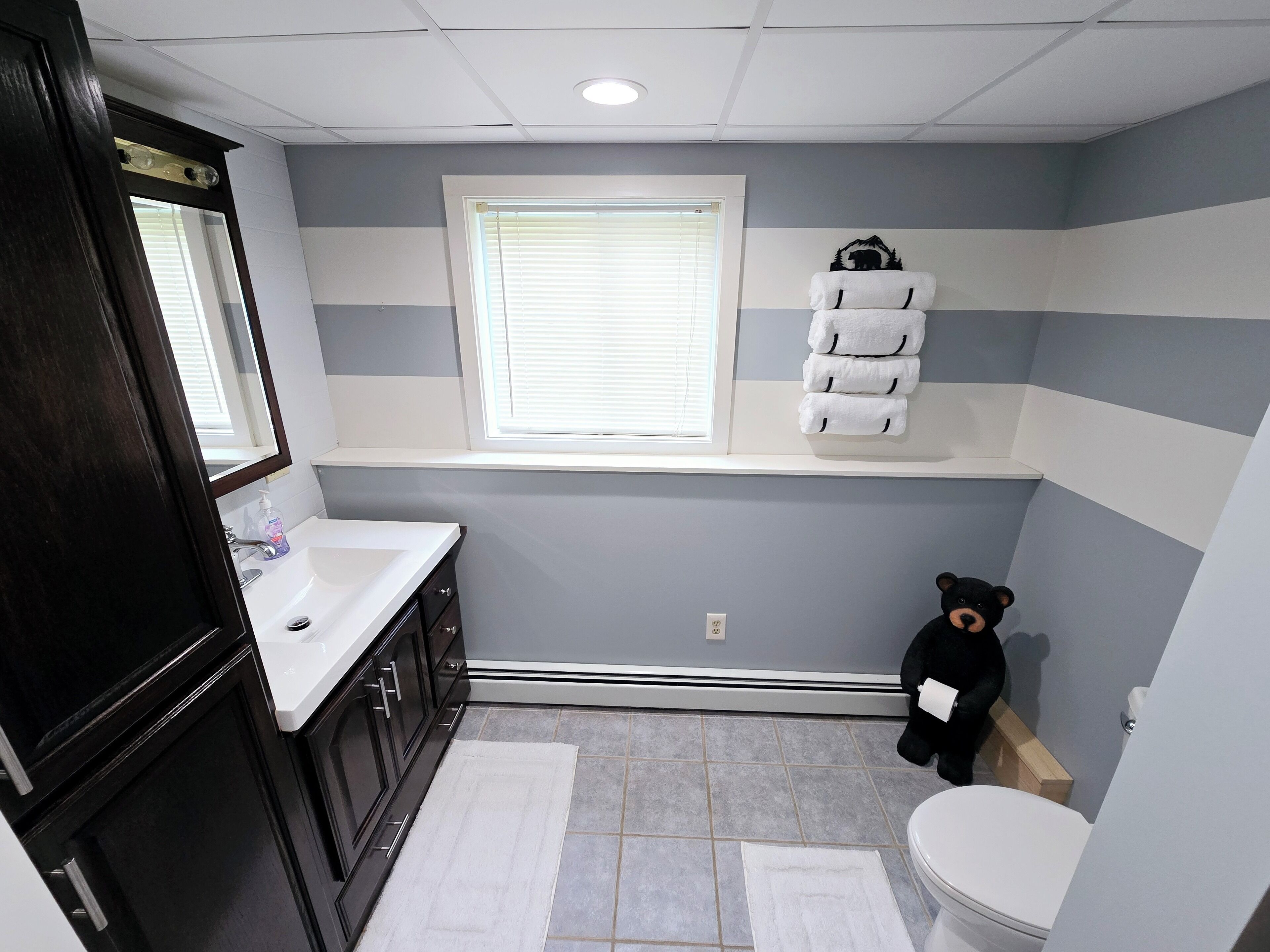 Ducha, secador de pelo, toallas, papel higiénico