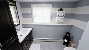 Ducha, secador de pelo, toallas, papel higiénico