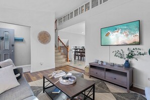 TV, livros, aparelho de som, monitores de computador