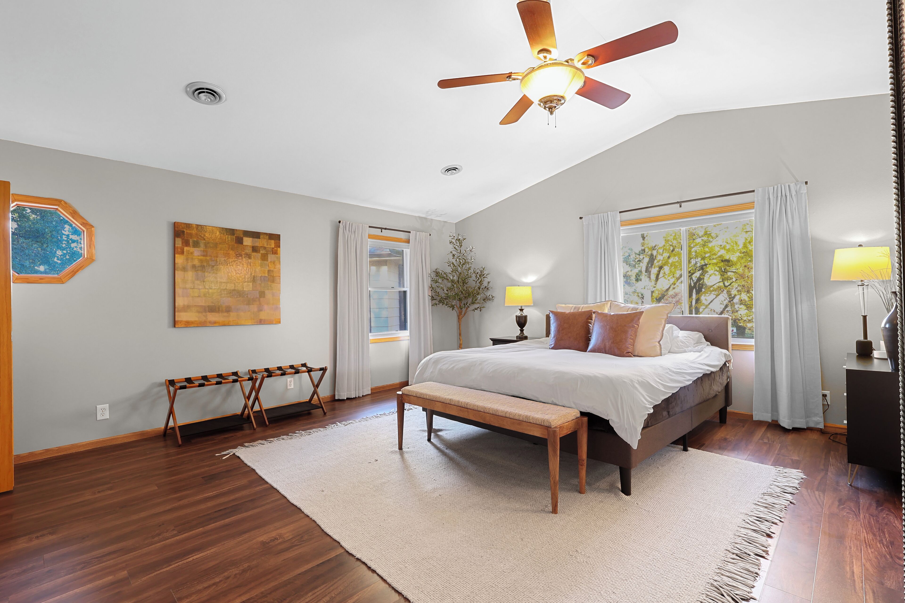 6 dormitorios, caja fuerte, escritorio y tabla de planchar con plancha