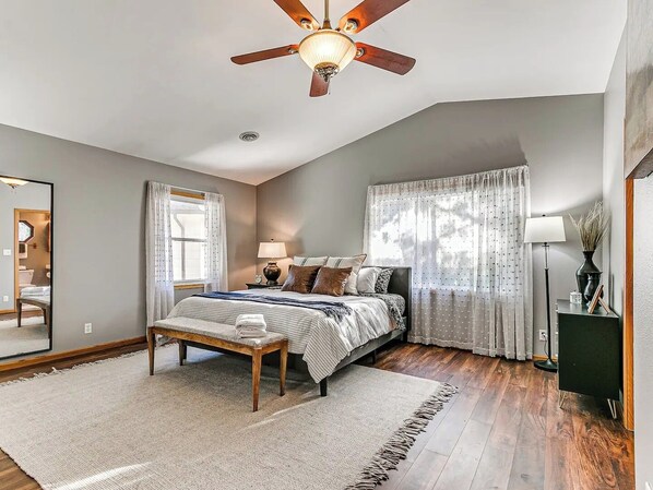 6 bedrooms, in-room safe, desk, iron/ironing board