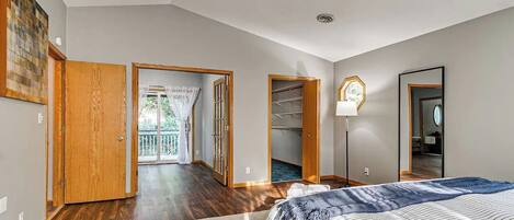 6 sovrum, värdeförvaringsskåp på rummet och skrivbord