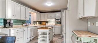 Spacious 6-bedroom retreat next to park—ideal for family & group getaways