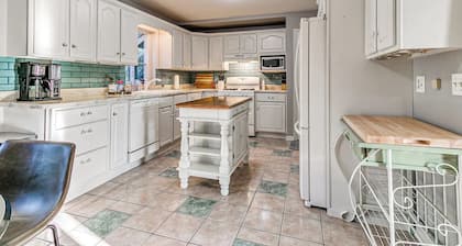 Spacious 6-bedroom retreat next to park—ideal for family & group getaways