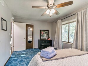6 Schlafzimmer, Zimmersafe, Schreibtisch, Bügeleisen/Bügelbrett