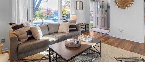 TV, bøker, stereoanlegg og PC-skjermer