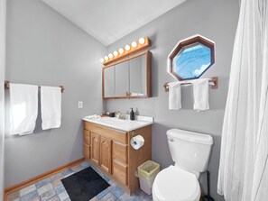 Sèche-cheveux, serviettes fournies, savon, shampoing