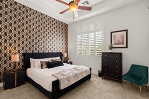7 Schlafzimmer, Schreibtisch, Bügeleisen/Bügelbrett, Reisekinderbett