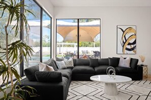 Smart-TV, Kamin, Tischtennisplatte