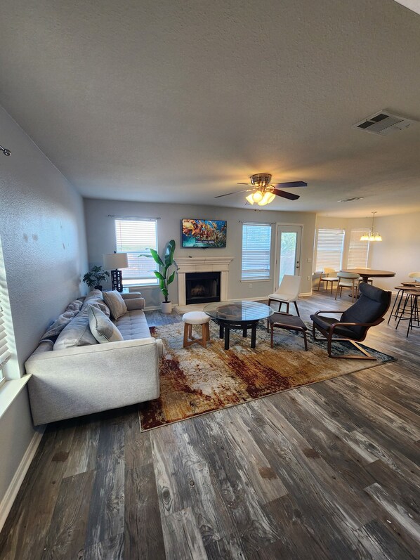 Smart TV, fireplace