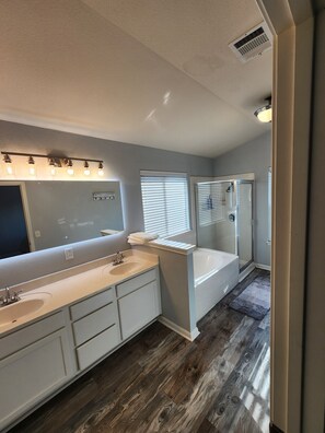 Hair dryer, towels, soap, shampoo - Spacious Modern 3BR w/ Office w/Bed Central ATX (Austin)