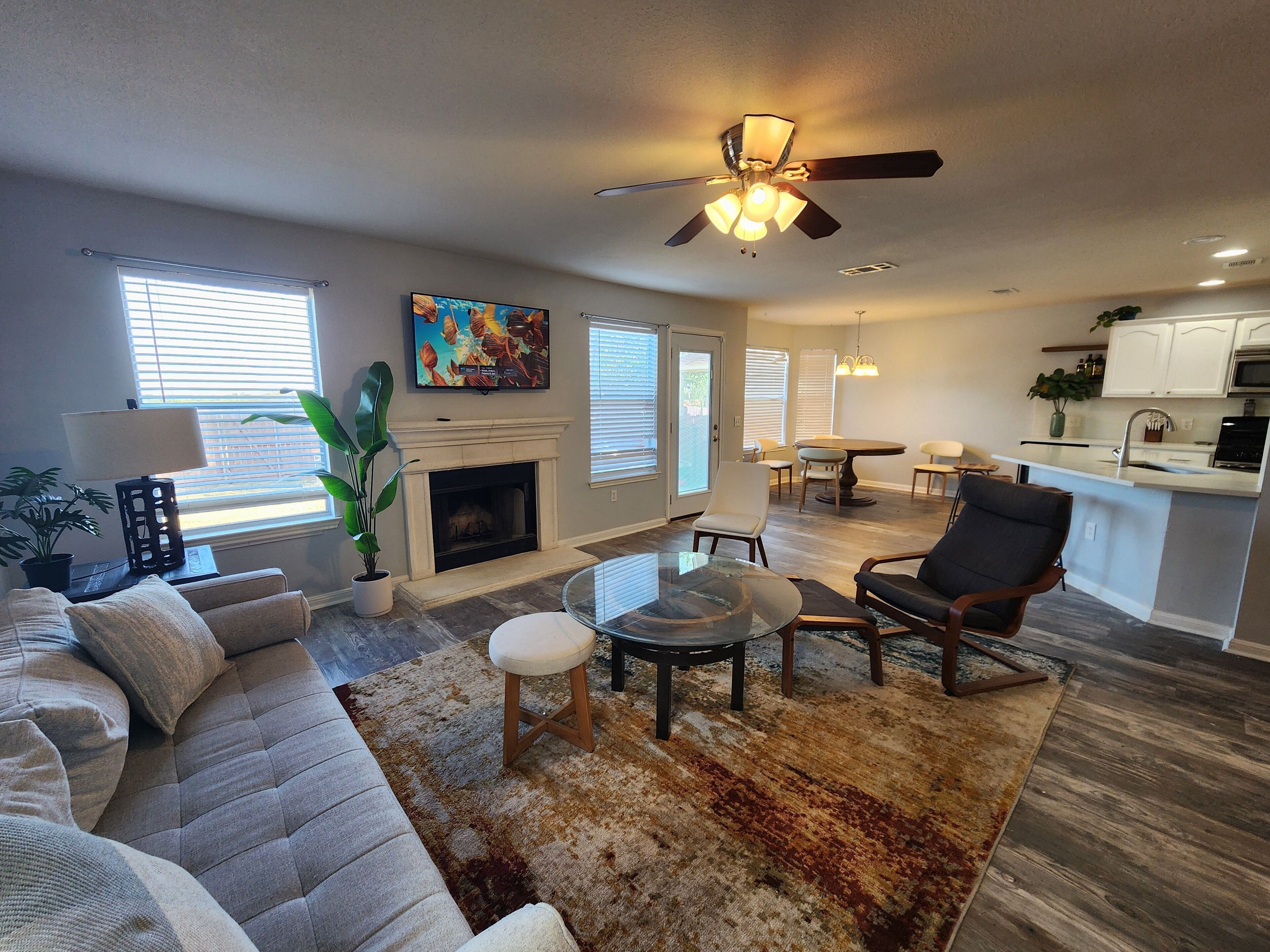 Una Smart TV, una chimenea