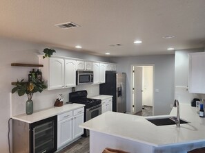 Køleskab, mikrobølgeovn, ovn, kogeplade