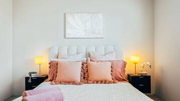 2 quartos, escrivaninha, ferros/tábuas de passar roupa, berço de viagem