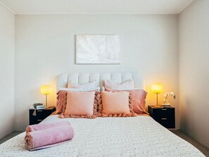 2 habitaciones, escritorio y tabla de planchar con plancha 