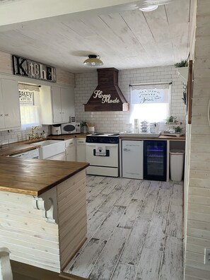 Mikrobølgeovn, ovn, kokeplater og oppvaskmaskin