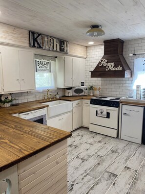 Four à micro-ondes, un four, surface de cuisson, lave-vaisselle