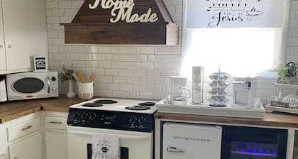 Charming cottage in Girard with WiFi and AC - perfect getaway