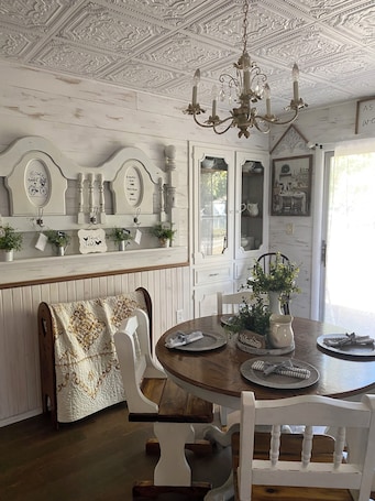 Dining. Charming cottage in Girard with WiFi and AC - perfect getaway