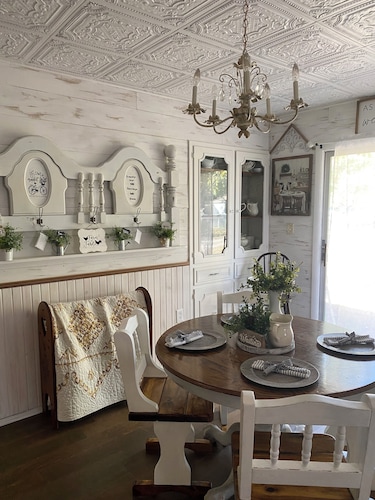 Charming cottage in Girard with WiFi and AC - perfect getaway