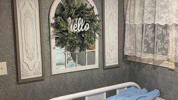 1 habitación, tabla de planchar con plancha, wifi y ropa de cama