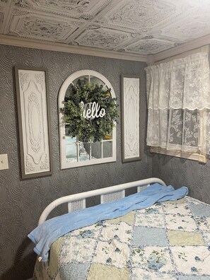 1 bedroom, iron/ironing board, WiFi, bed sheets - Charming Victorian cottage tinyhouse with WiFi and AC in quaint Girard (Girard)