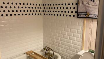 Secadora de cabello, toallas, jabón, shampoo