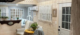 Charming Victorian cottage tinyhouse with WiFi and AC in quaint Girard