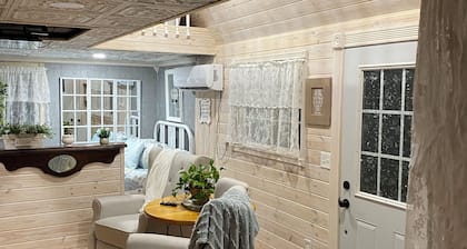 Charming Victorian cottage tinyhouse with WiFi and AC in quaint Girard