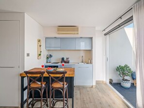 Micro-ondas, cooktop, cafeteira/chaleira, torradeira